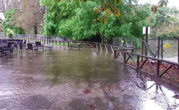 Las fuertes lluvias obligan a cerrar el parque Isabel La Católica