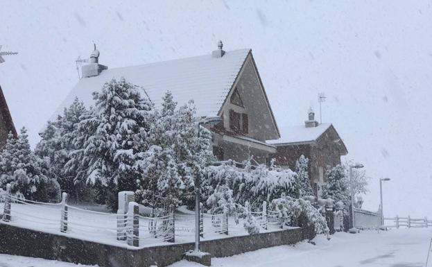 Nieve en La Raya, en el concejo de Aller.