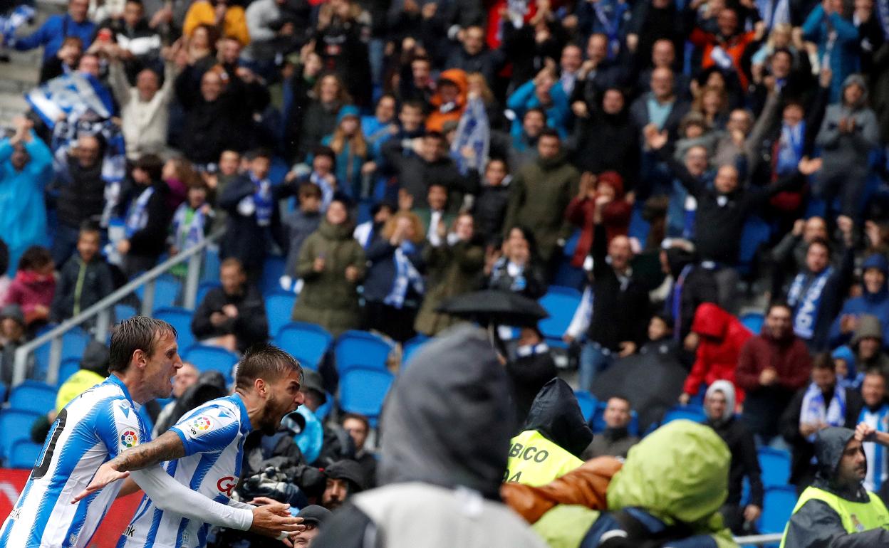 Monreal y Portu celebran el tercer gol de la Real Sociedad