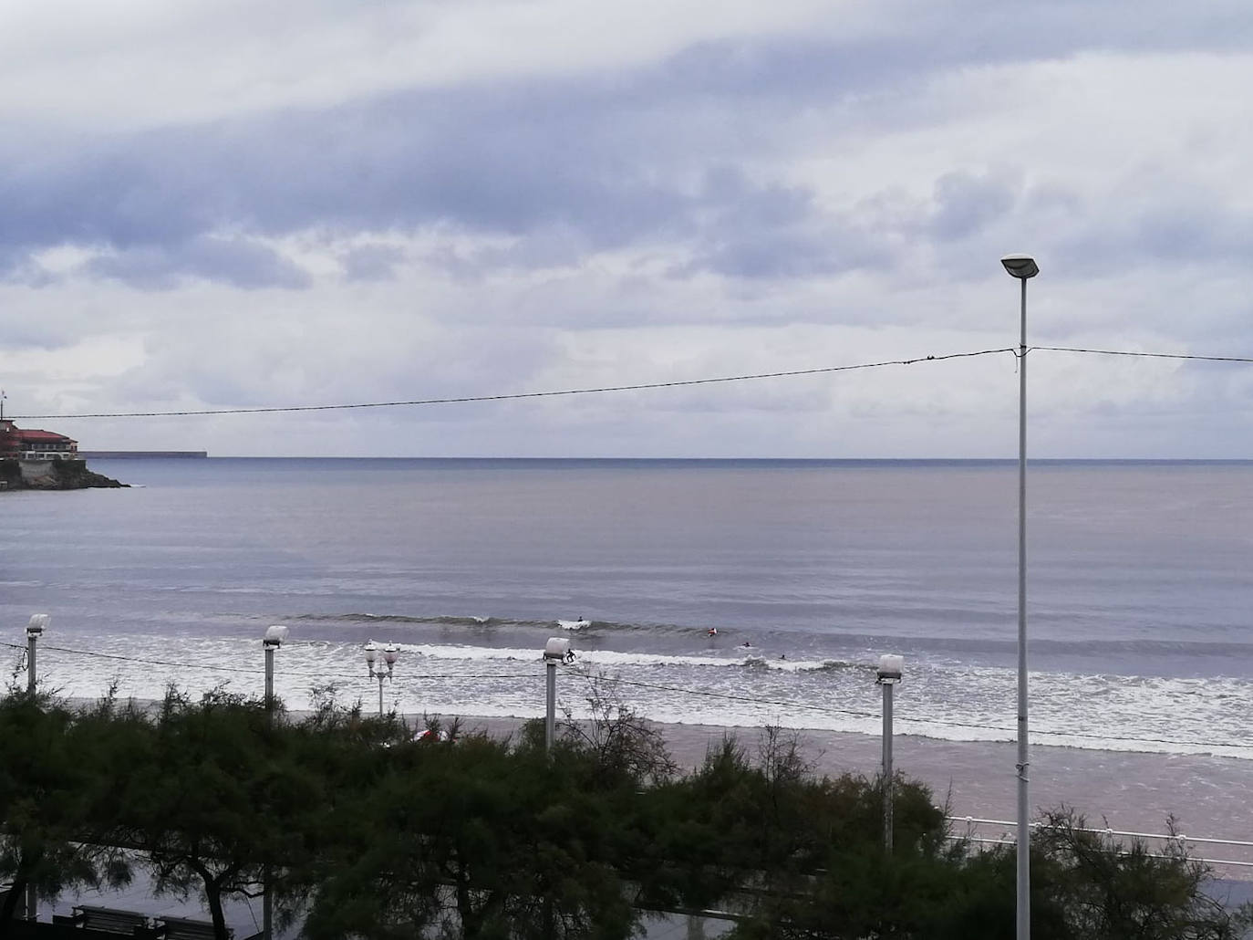 El arenal gijonés amaneció esta mañana con una gran mancha marrón, perfectamente visible desde El Muro.