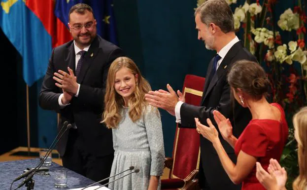 La Princesa de Asturias recibe la ovación del Campoamor tras concluir su primer discurso arropada por sus padres, su hermana y el presidente del Principado. 