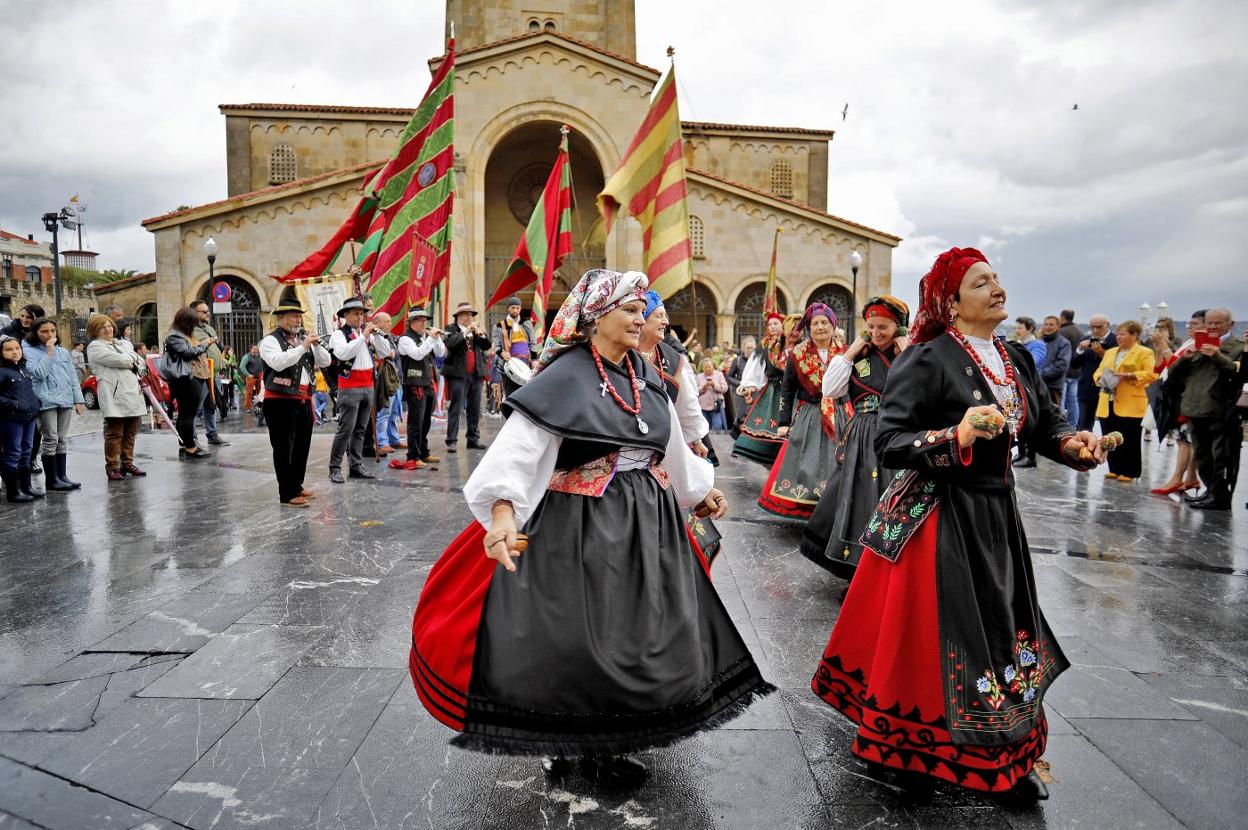 Los bailes del grupo folclórico leonés San Froilán acompañan el desfile de pendones hasta la iglesia de San Pedro. 