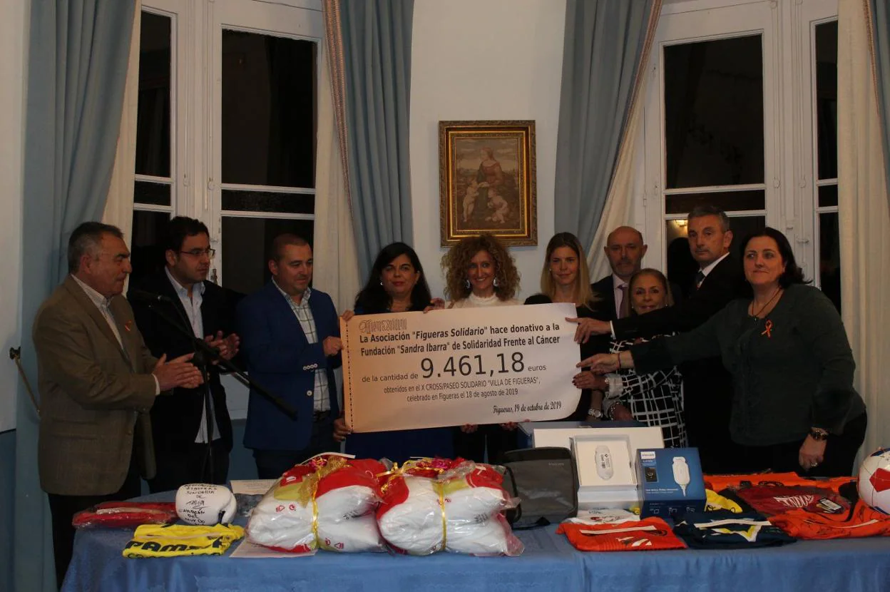 Miembros de la Fundación Sandra Ibarra recogen el talón de la recaudación del décimo cross-paseo solidario Villa de Figueras. 