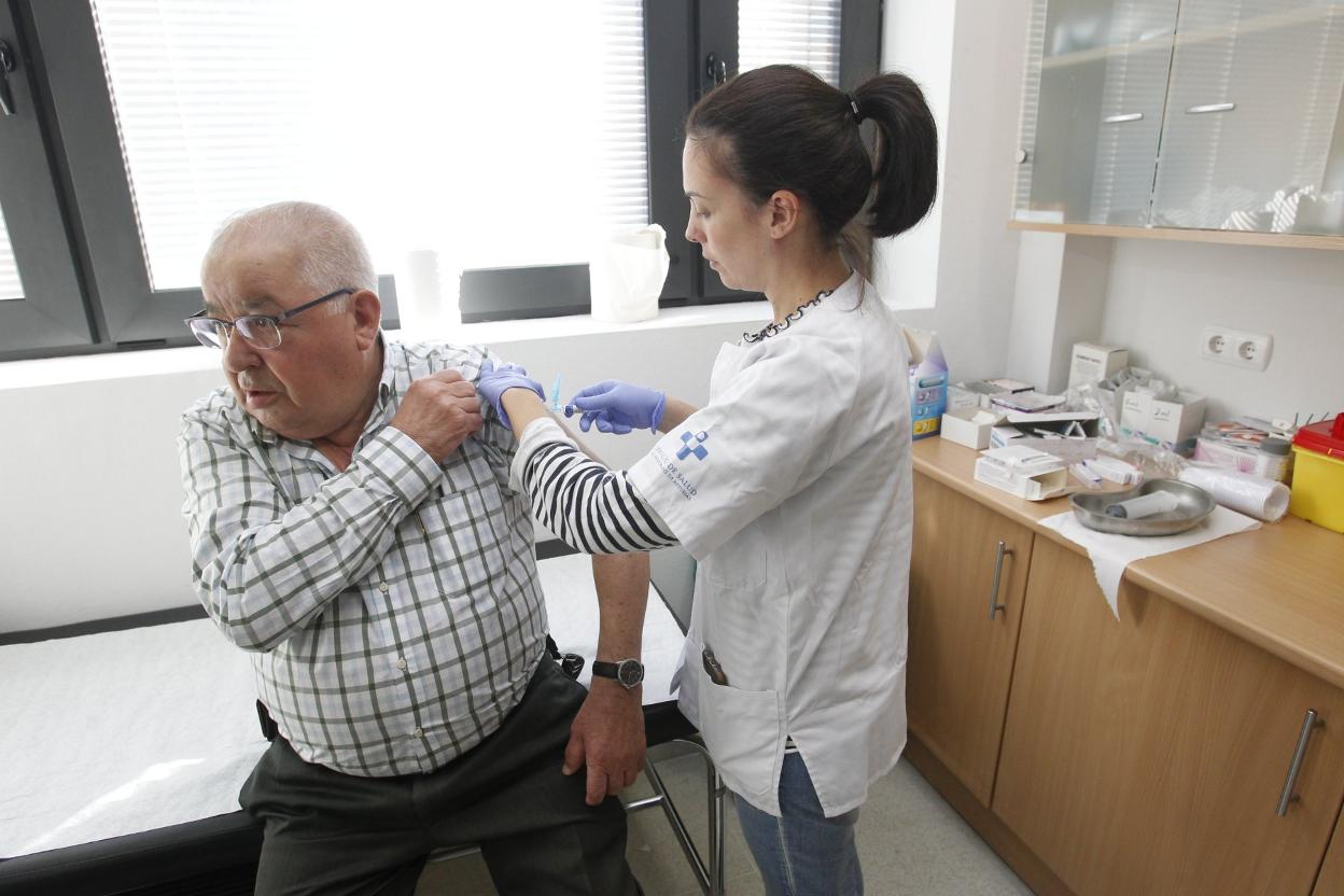 Un paciente recibe la vacuna de la gripe en Oviedo. 