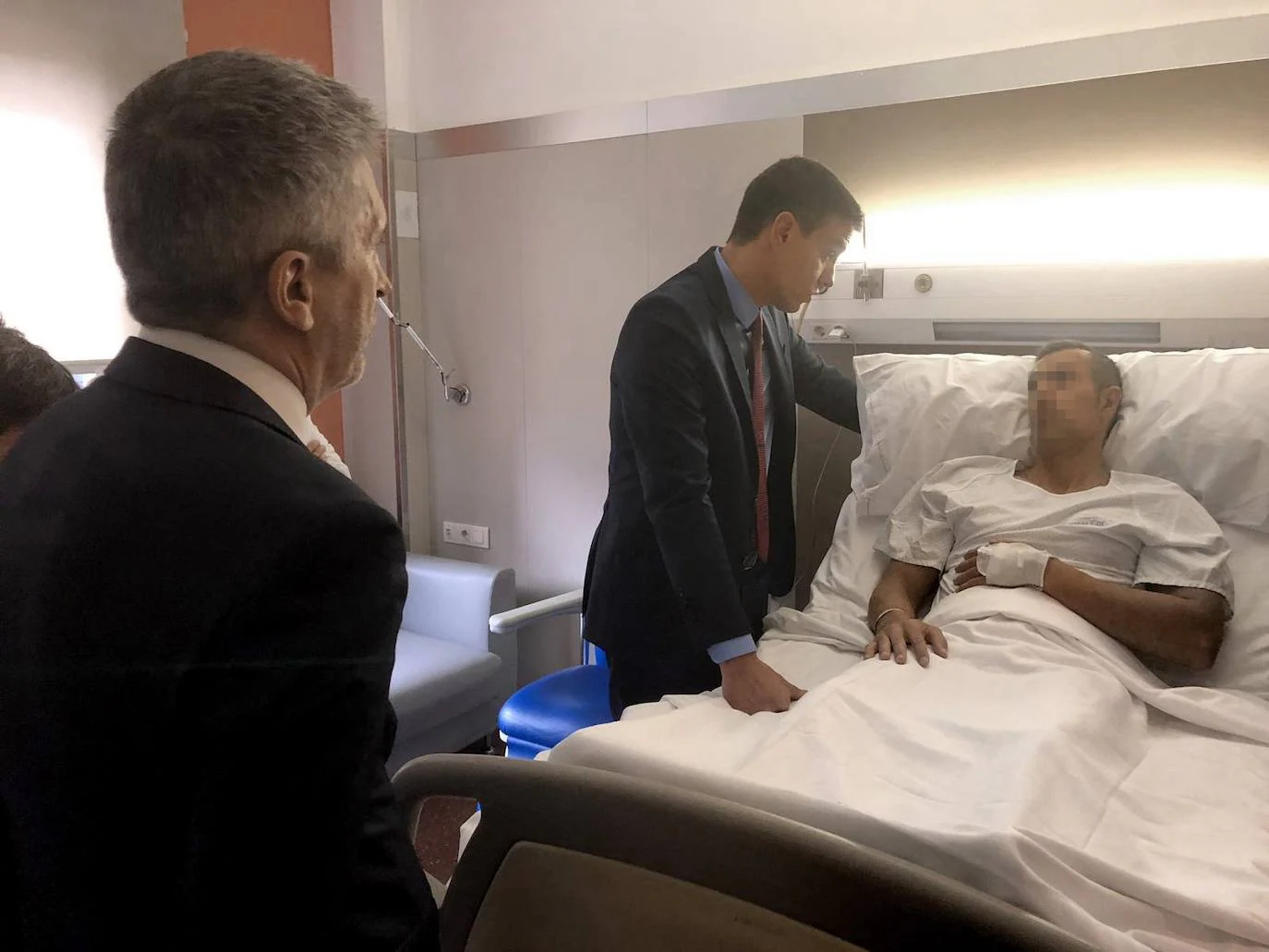 Sánchez visita a un policía herido. 