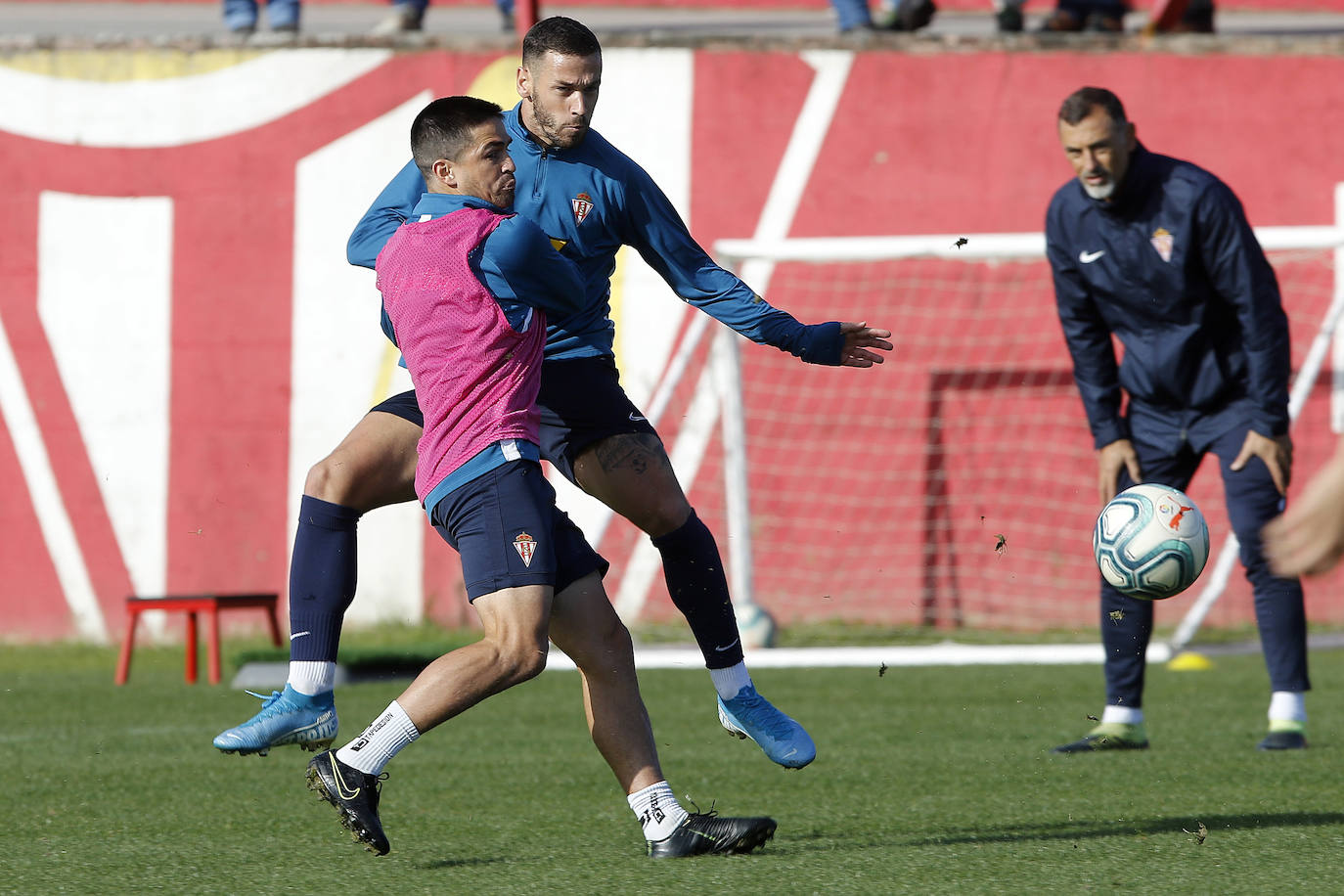 El conjunto rojiblanco se ejercita para preparar el encuentro ante el Zaragoza el próximo 27 de octubre. 