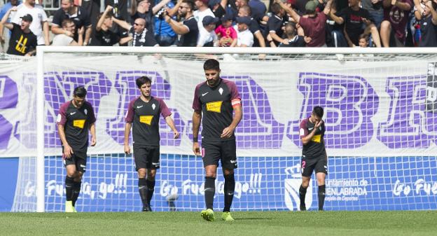 Varios jugadores, entre ellos Cristian, Marc Valiente, Carmona y Damián, se lamentan durante la derrota en Fuenlabrada.