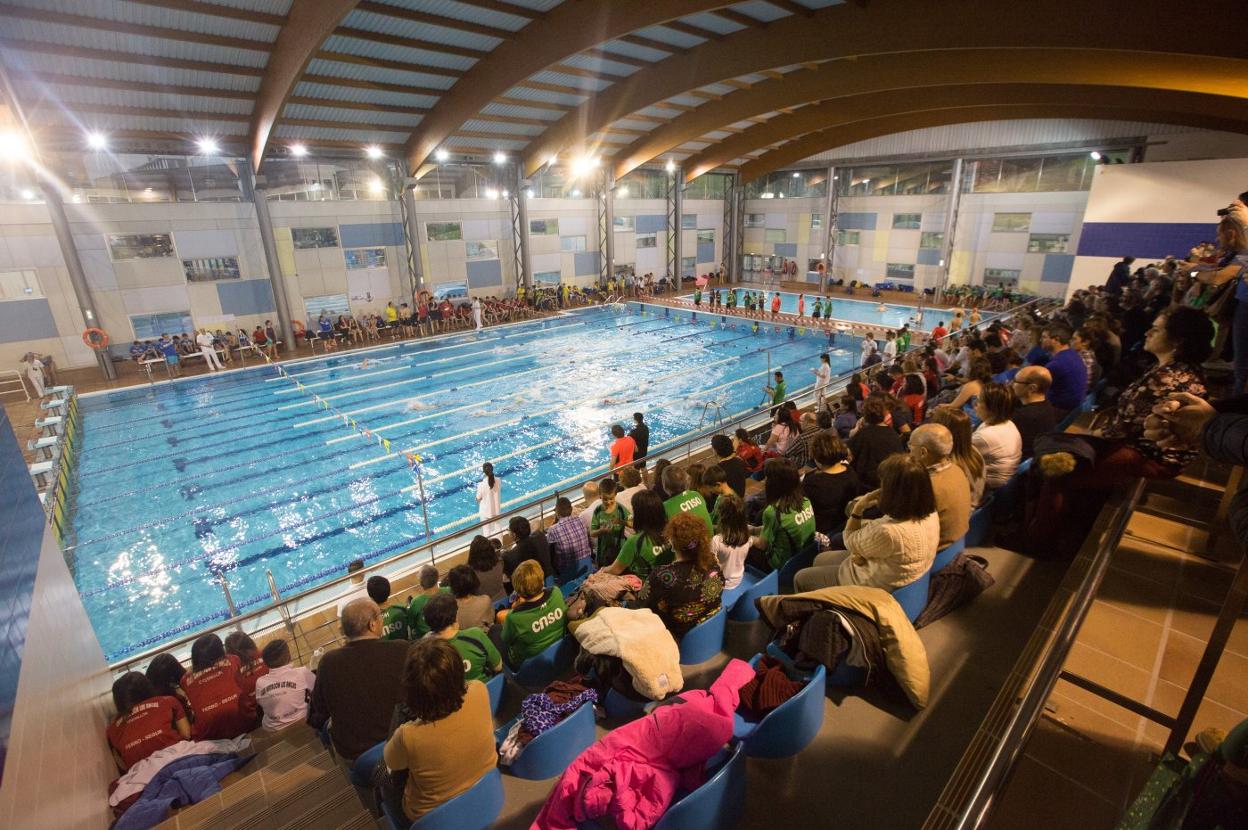 La piscina municipal de El Quirinal, llena de público y deportistas en una de las competiciones anuales que se celebran. 