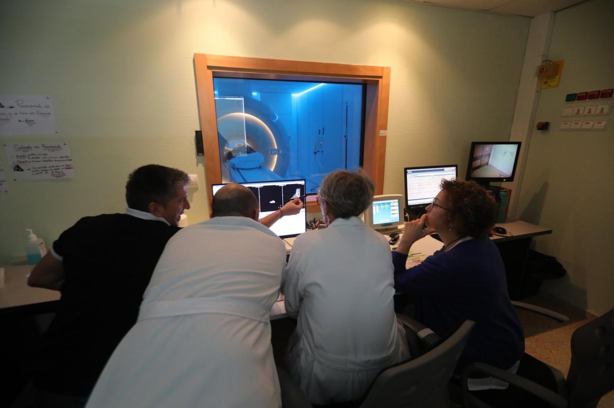 Los radiólogos están aprendiendo a usar este nuevo equipamiento de última generación. 
