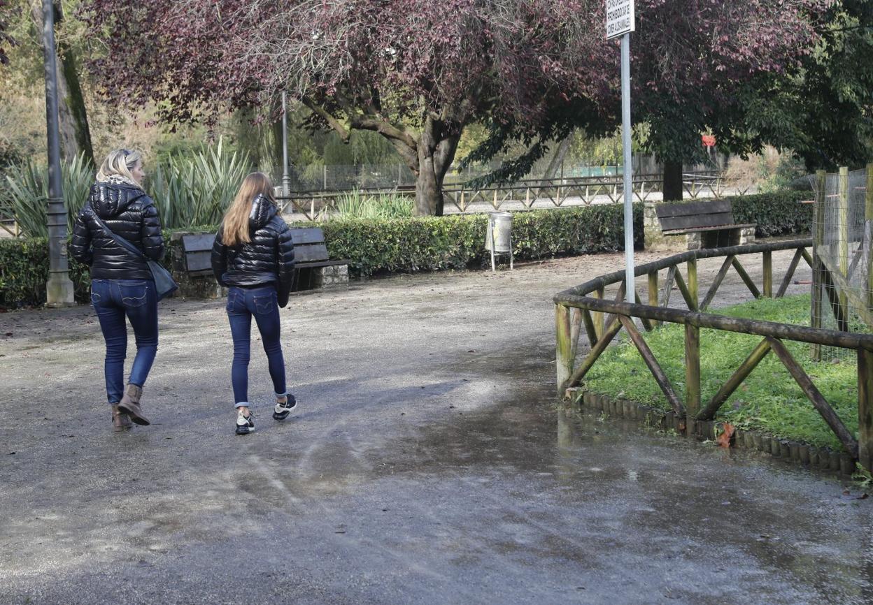 Dos mujeres pasean por el parque Isabel la Católica, reabierto ayer tras el cierre del domingo debido al desborde del canal del Molín. 