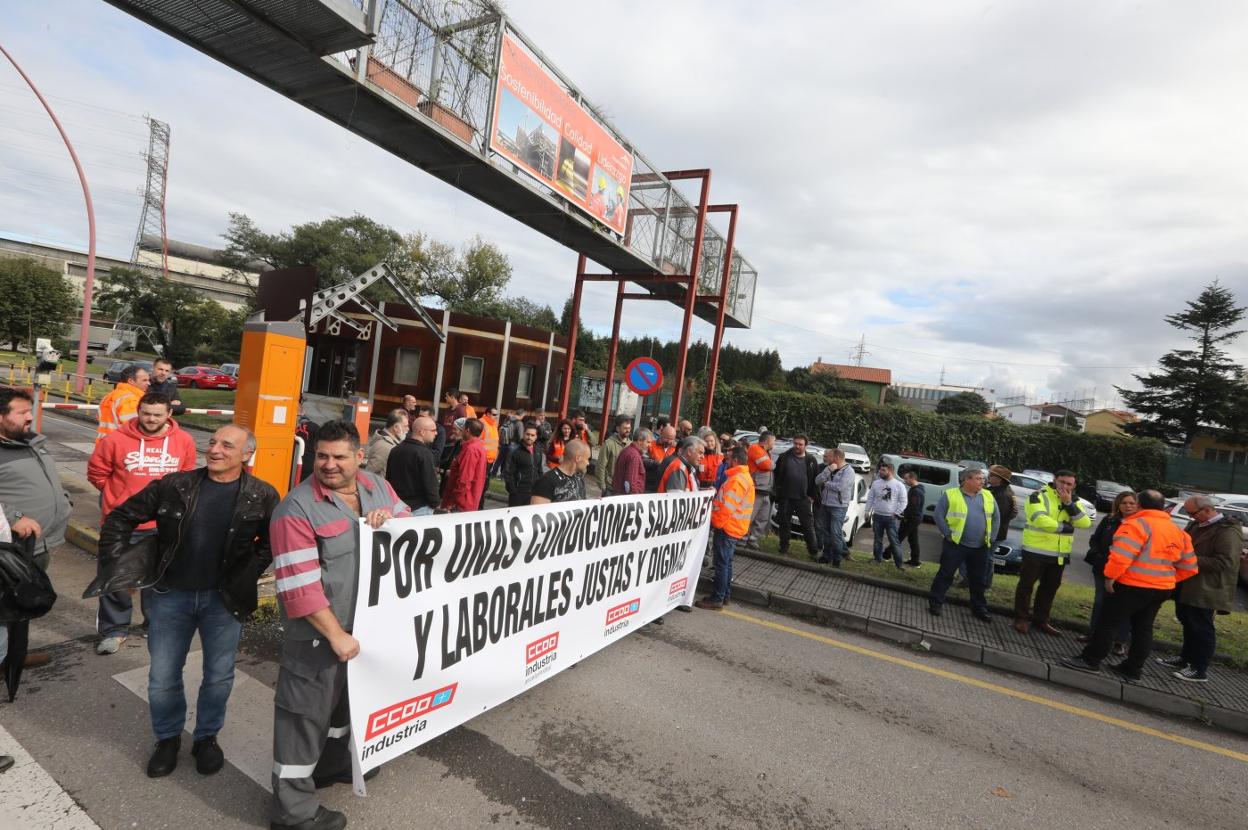 Concentración de trabajadores de Arcelor, convocada por CC OO, en la portería de Trasona. 