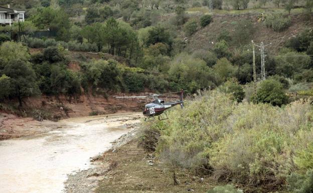 Un helicóptero trabaja en las tareas de búsqueda de las dos personas desaparecidas en L'Espluga de Francolí