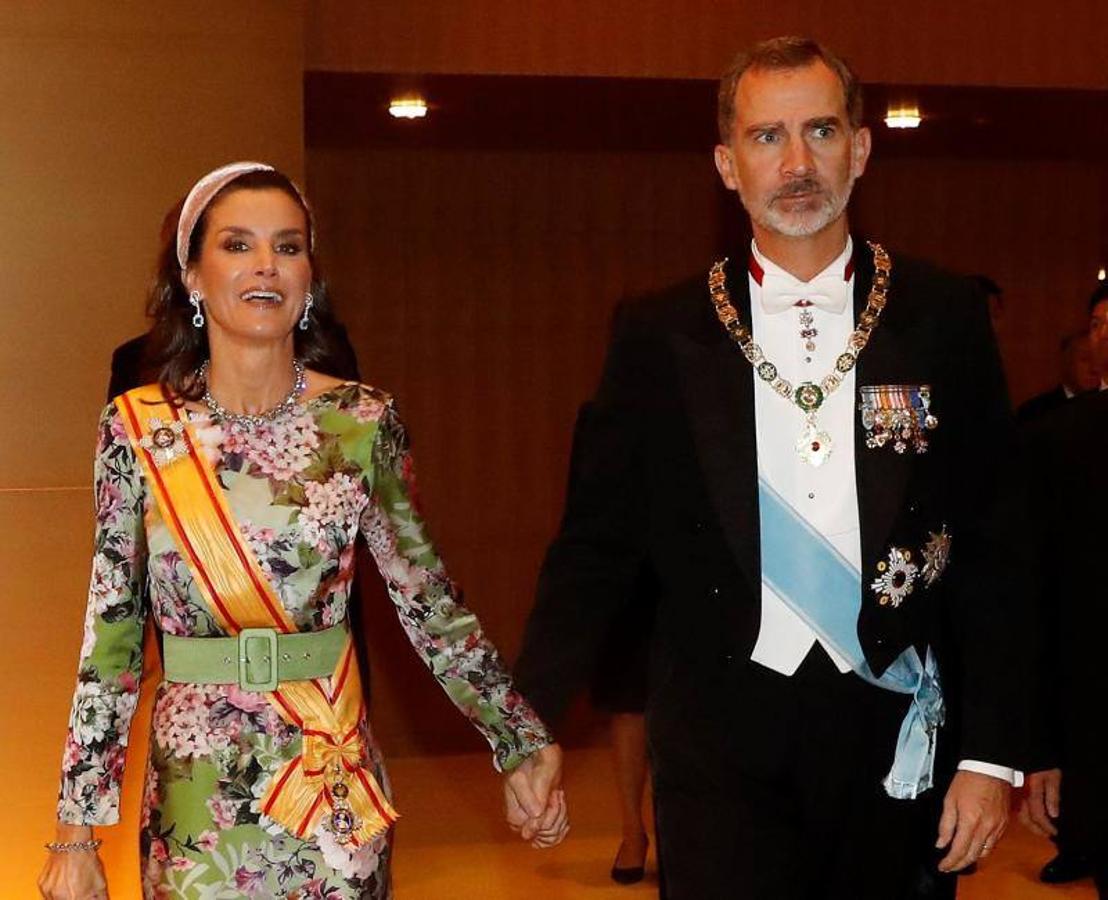 Doña Letizia ha vuelto a convertir en protagonista otro de sus estilismos: un llamativo vestido con estampado de hortensias y fondo verde, que no ha dejado indiferente a nadie, y que ha lucido en su asistencia a la entronización de Naruhito de Japón. Un nuevo estilismo con el que la Reina también ha logrado trasladar la moda de Andalucía a Japón. La prenda pertenece a la diseñadora cordobesa Matilde Cano y en su web se encuentra aún disponible por 339 euros. Para rematar el look, no ha dudado en combinarlocon una diadema de diseño acolchado y en tono rosa claro a juego con su vestido, otra de las tendencias del momento. En el Palacio Imperial, Doña Letizia también ha estrenado otro vestido, en este caso de Carolina Herrera, hecho a medida un diseño de cuerpo entallado, manga francesa y falda de vuelo en color rosa espiga, en el que las flores, en este caso blancas ocupan también una zona destacada en cintura. 