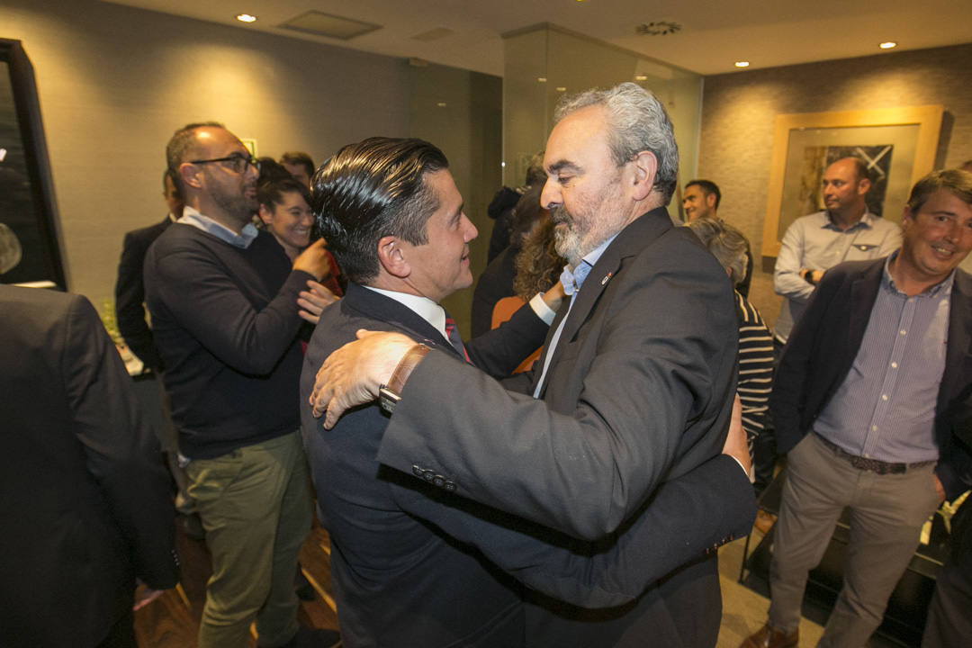 Abelardo Fernández fue el encargado de entregar los premios del XII Trofeo Quini que entregan EL COMERCIO y la Federación de Peñas Sportinguistas.