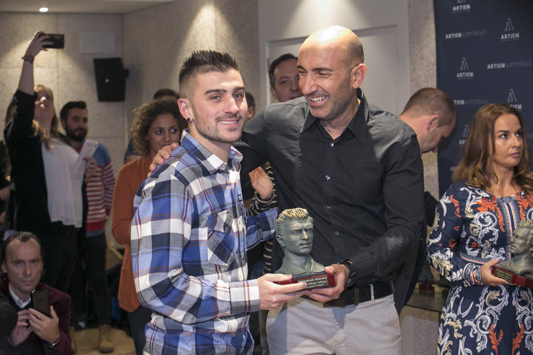 Abelardo Fernández fue el encargado de entregar los premios del XII Trofeo Quini que entregan EL COMERCIO y la Federación de Peñas Sportinguistas.