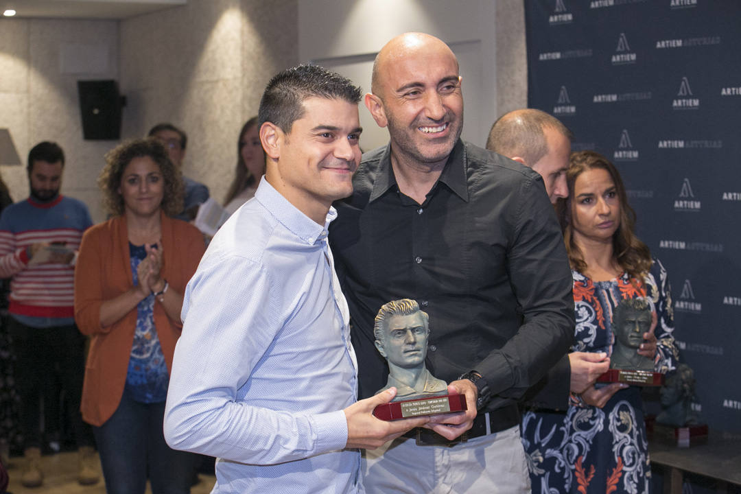 Abelardo Fernández fue el encargado de entregar los premios del XII Trofeo Quini que entregan EL COMERCIO y la Federación de Peñas Sportinguistas.