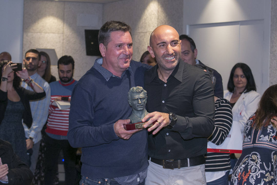 Abelardo Fernández fue el encargado de entregar los premios del XII Trofeo Quini que entregan EL COMERCIO y la Federación de Peñas Sportinguistas.