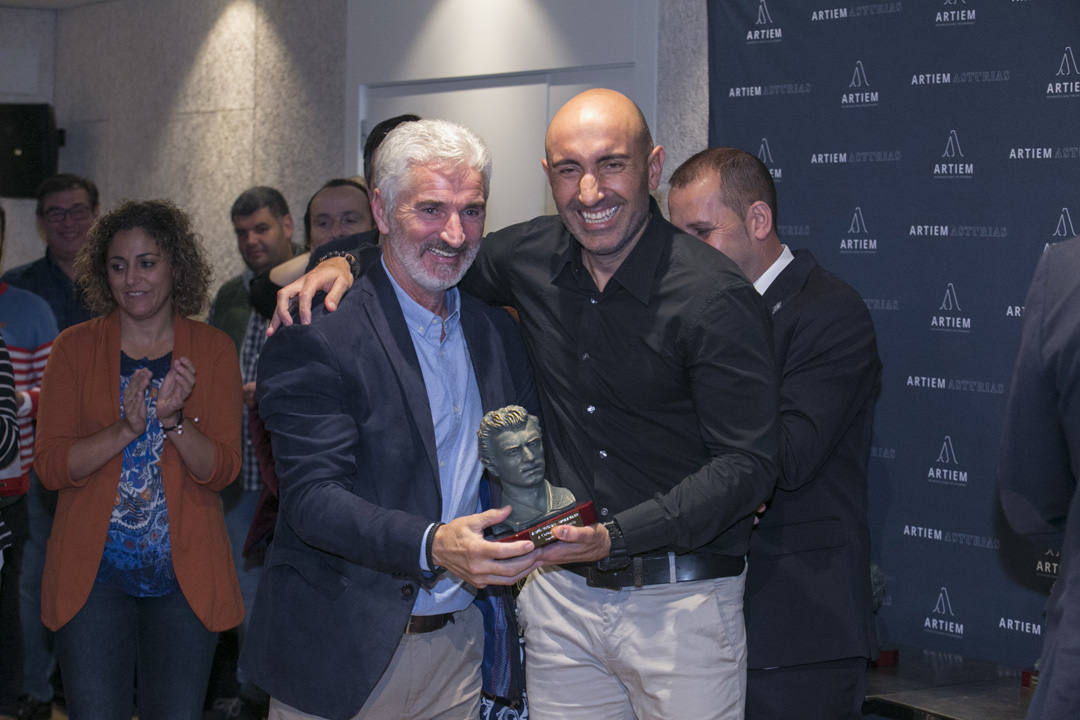 Abelardo Fernández fue el encargado de entregar los premios del XII Trofeo Quini que entregan EL COMERCIO y la Federación de Peñas Sportinguistas.