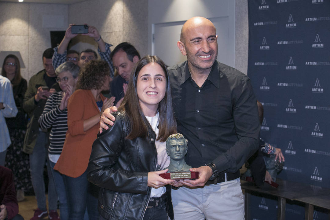 Abelardo Fernández fue el encargado de entregar los premios del XII Trofeo Quini que entregan EL COMERCIO y la Federación de Peñas Sportinguistas.