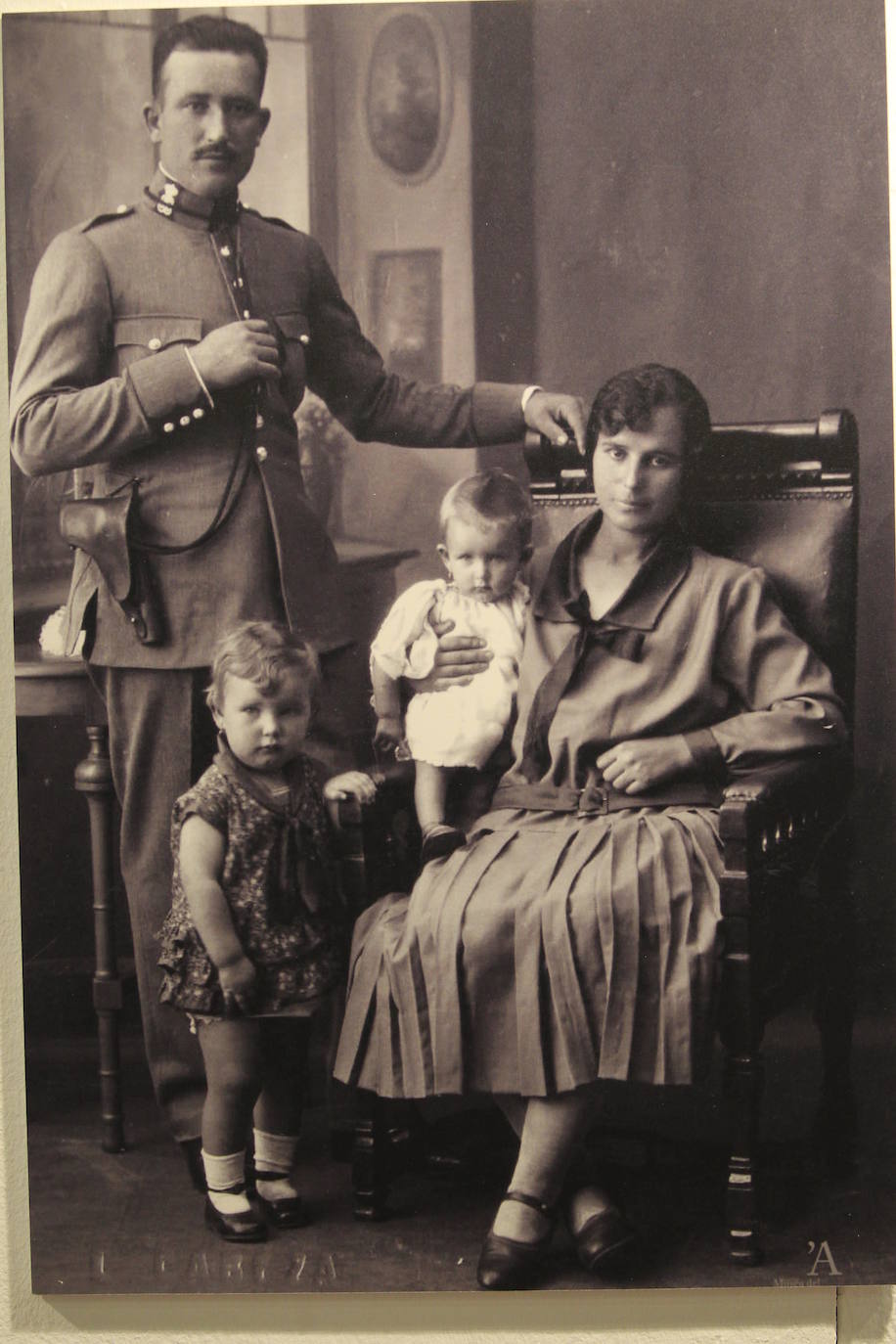 La Plaza de Trascorrales acoge desde este miércoles esta exposición itinerante. El acto de inauguración ha sido presidido por la Delegada del Gobierno en Asturias, Delia Losa, que ha estado acompañada por el Coronel Jefe de la Guardia Civil de Asturias, Francisco Javier Almiñana. En la inauguración también han estado presentes otras autoridades, como el presidente de la Junta General del Principado de Asturias, Marcelino Marcos Líndez, el alcalde de Oviedo, Alfredo Canteli, o el vicepresidente del Principado de Asturias, Juan Cofiño.