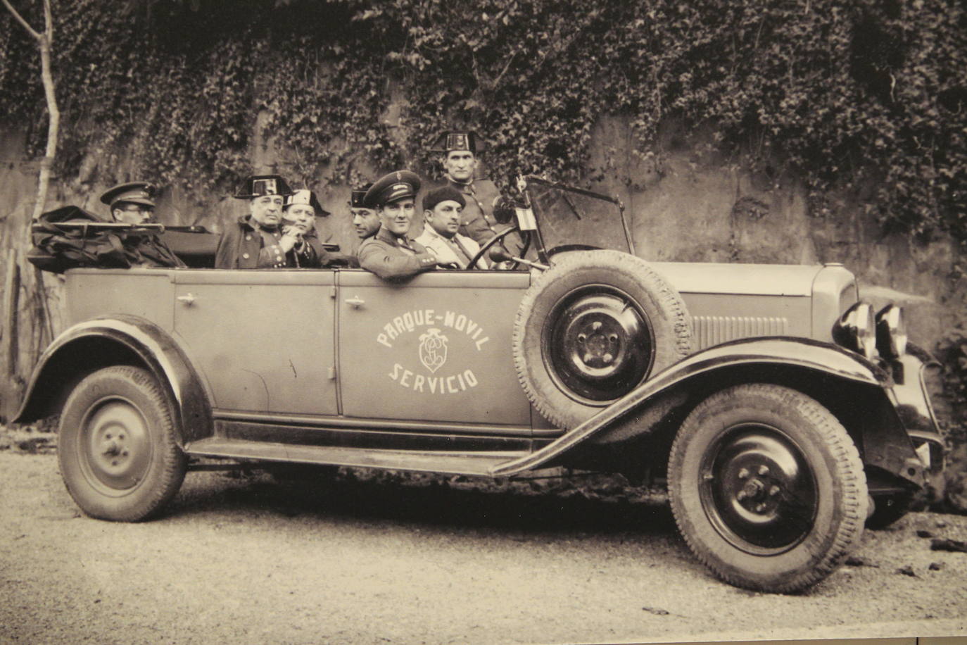 La Plaza de Trascorrales acoge desde este miércoles esta exposición itinerante. El acto de inauguración ha sido presidido por la Delegada del Gobierno en Asturias, Delia Losa, que ha estado acompañada por el Coronel Jefe de la Guardia Civil de Asturias, Francisco Javier Almiñana. En la inauguración también han estado presentes otras autoridades, como el presidente de la Junta General del Principado de Asturias, Marcelino Marcos Líndez, el alcalde de Oviedo, Alfredo Canteli, o el vicepresidente del Principado de Asturias, Juan Cofiño.