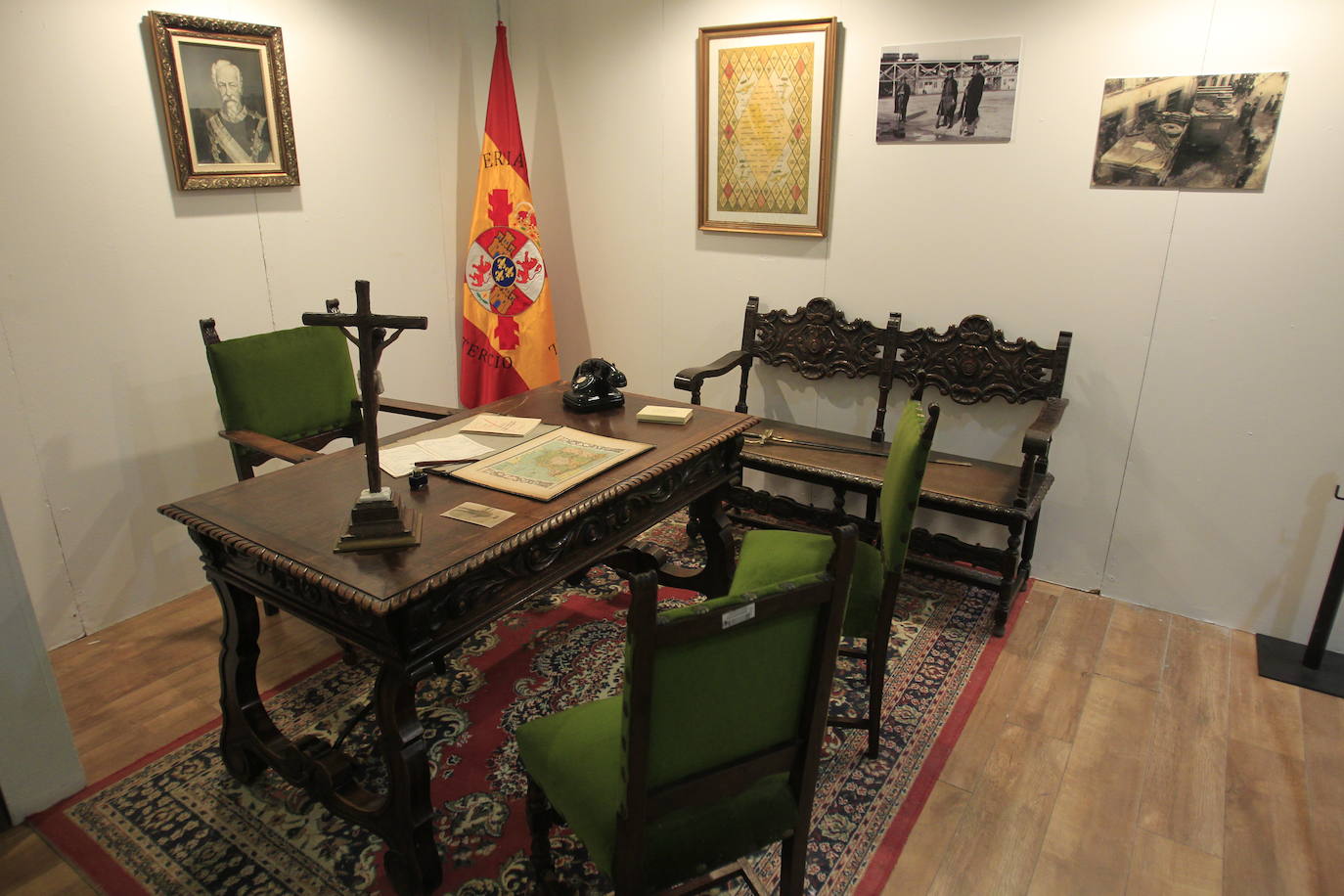 La Plaza de Trascorrales acoge desde este miércoles esta exposición itinerante. El acto de inauguración ha sido presidido por la Delegada del Gobierno en Asturias, Delia Losa, que ha estado acompañada por el Coronel Jefe de la Guardia Civil de Asturias, Francisco Javier Almiñana. En la inauguración también han estado presentes otras autoridades, como el presidente de la Junta General del Principado de Asturias, Marcelino Marcos Líndez, el alcalde de Oviedo, Alfredo Canteli, o el vicepresidente del Principado de Asturias, Juan Cofiño.