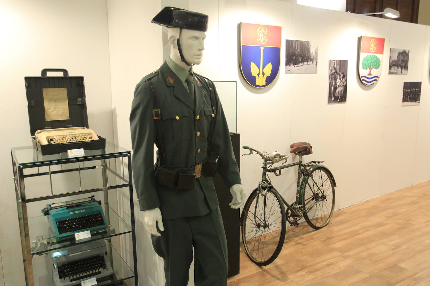 La Plaza de Trascorrales acoge desde este miércoles esta exposición itinerante. El acto de inauguración ha sido presidido por la Delegada del Gobierno en Asturias, Delia Losa, que ha estado acompañada por el Coronel Jefe de la Guardia Civil de Asturias, Francisco Javier Almiñana. En la inauguración también han estado presentes otras autoridades, como el presidente de la Junta General del Principado de Asturias, Marcelino Marcos Líndez, el alcalde de Oviedo, Alfredo Canteli, o el vicepresidente del Principado de Asturias, Juan Cofiño.