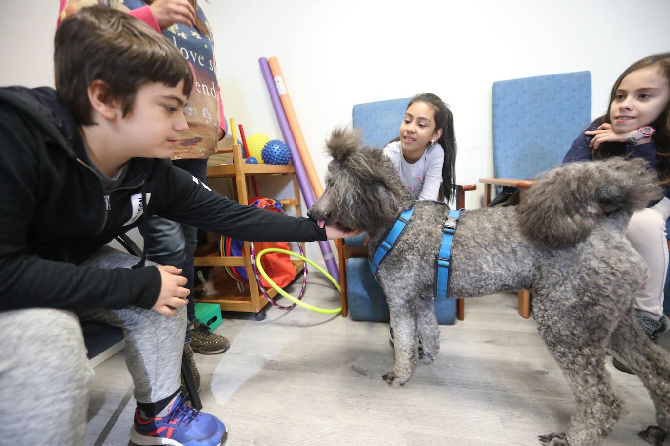 Una de las terapias con los usuarios del centro trabaja con perros
