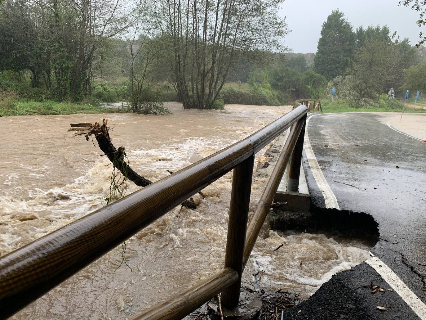 Las lluvias desbordan Cuevas del Mar