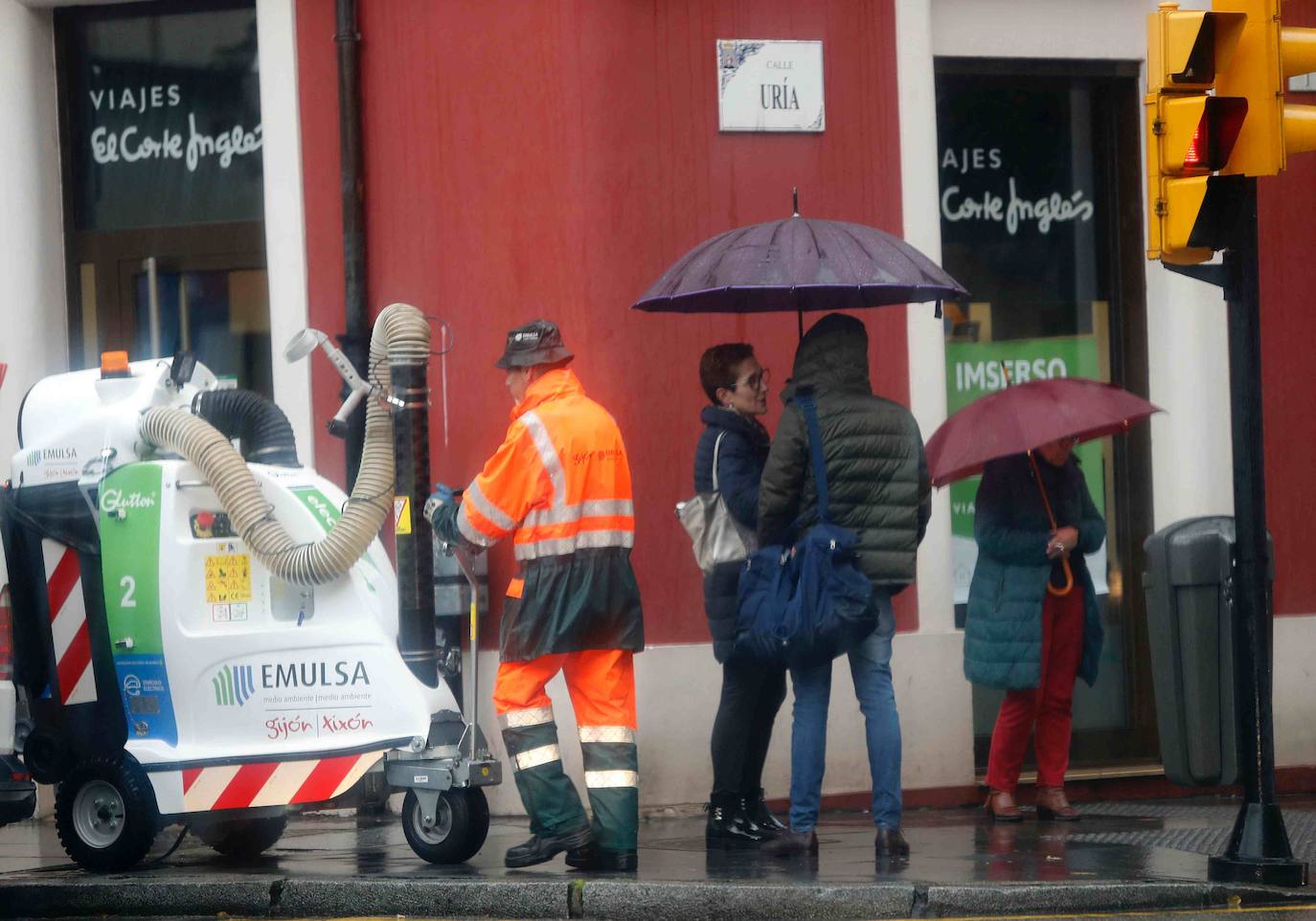 Ríos desbordados y destrozos durante el paso del temporal por Asturias