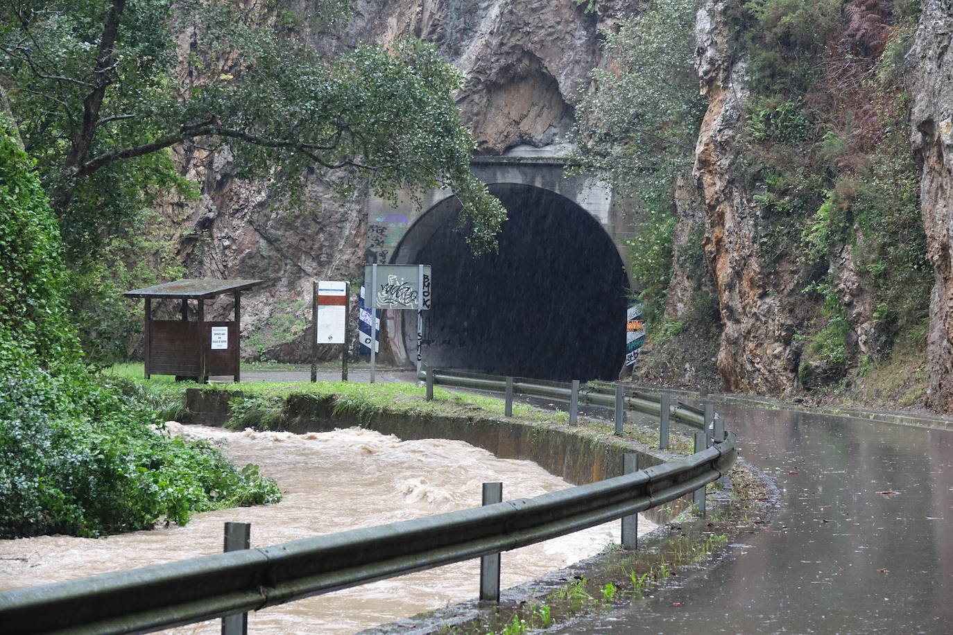 Ríos desbordados y destrozos durante el paso del temporal por Asturias