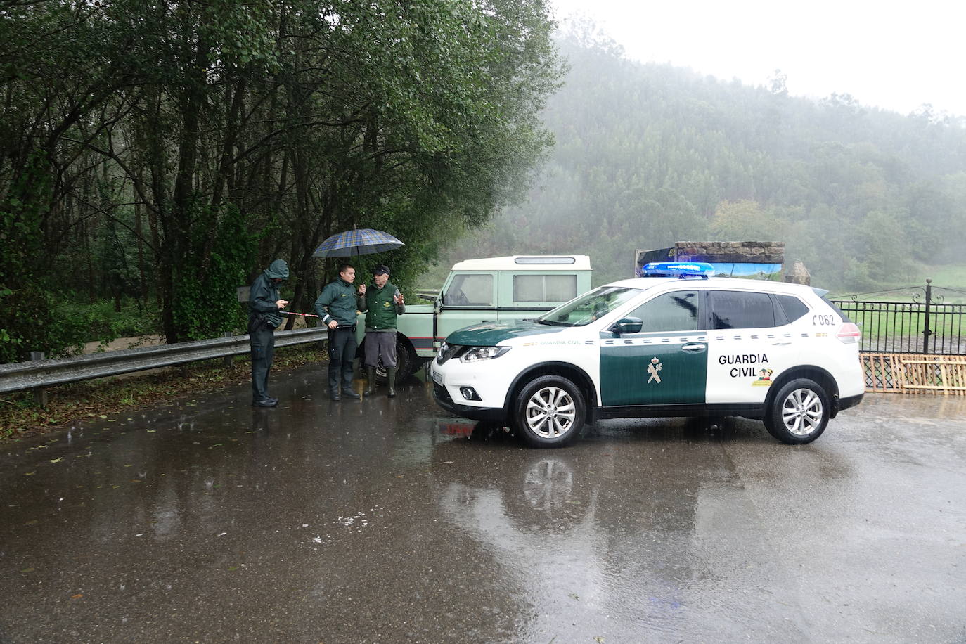 Ríos desbordados y destrozos durante el paso del temporal por Asturias