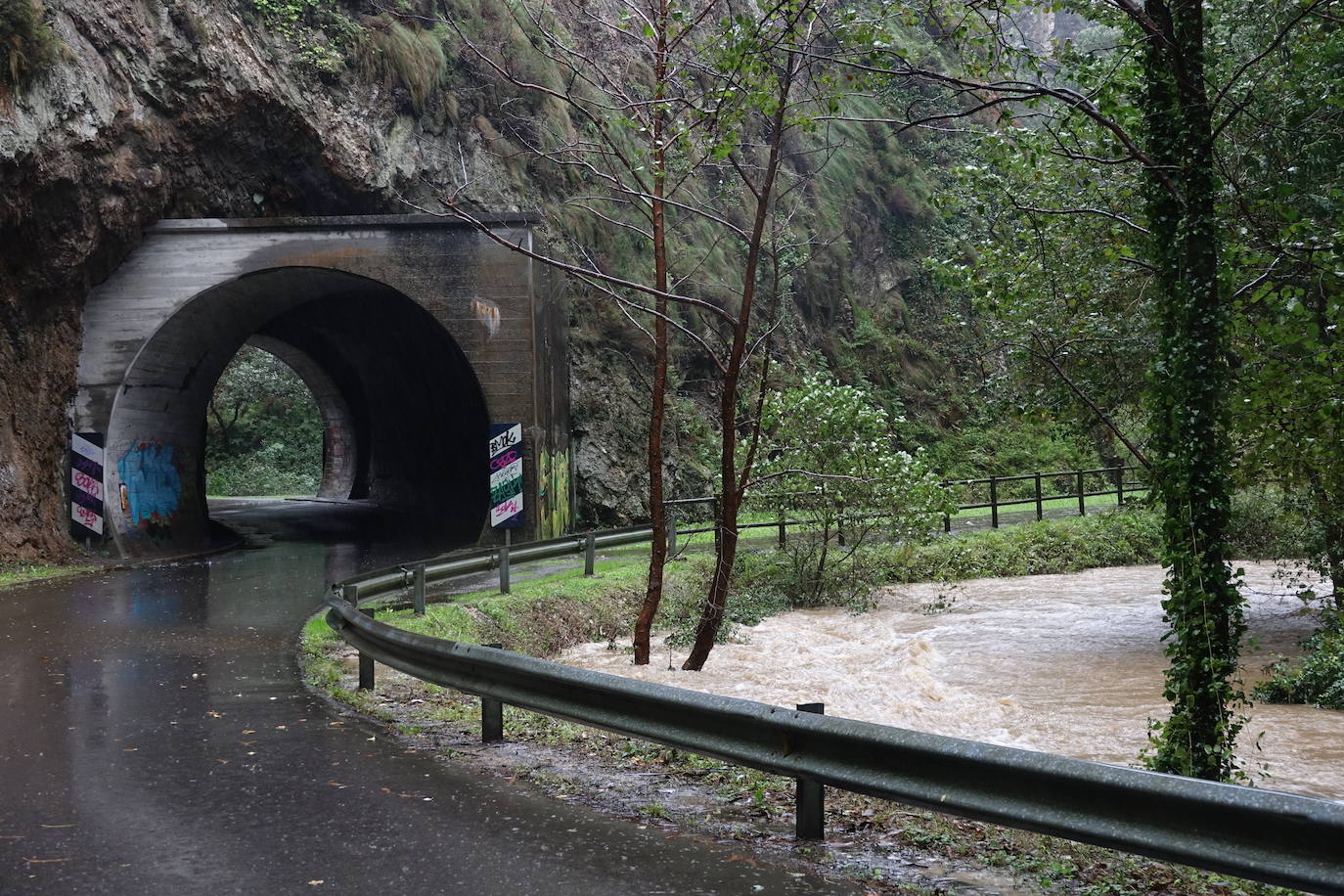 Ríos desbordados y destrozos durante el paso del temporal por Asturias