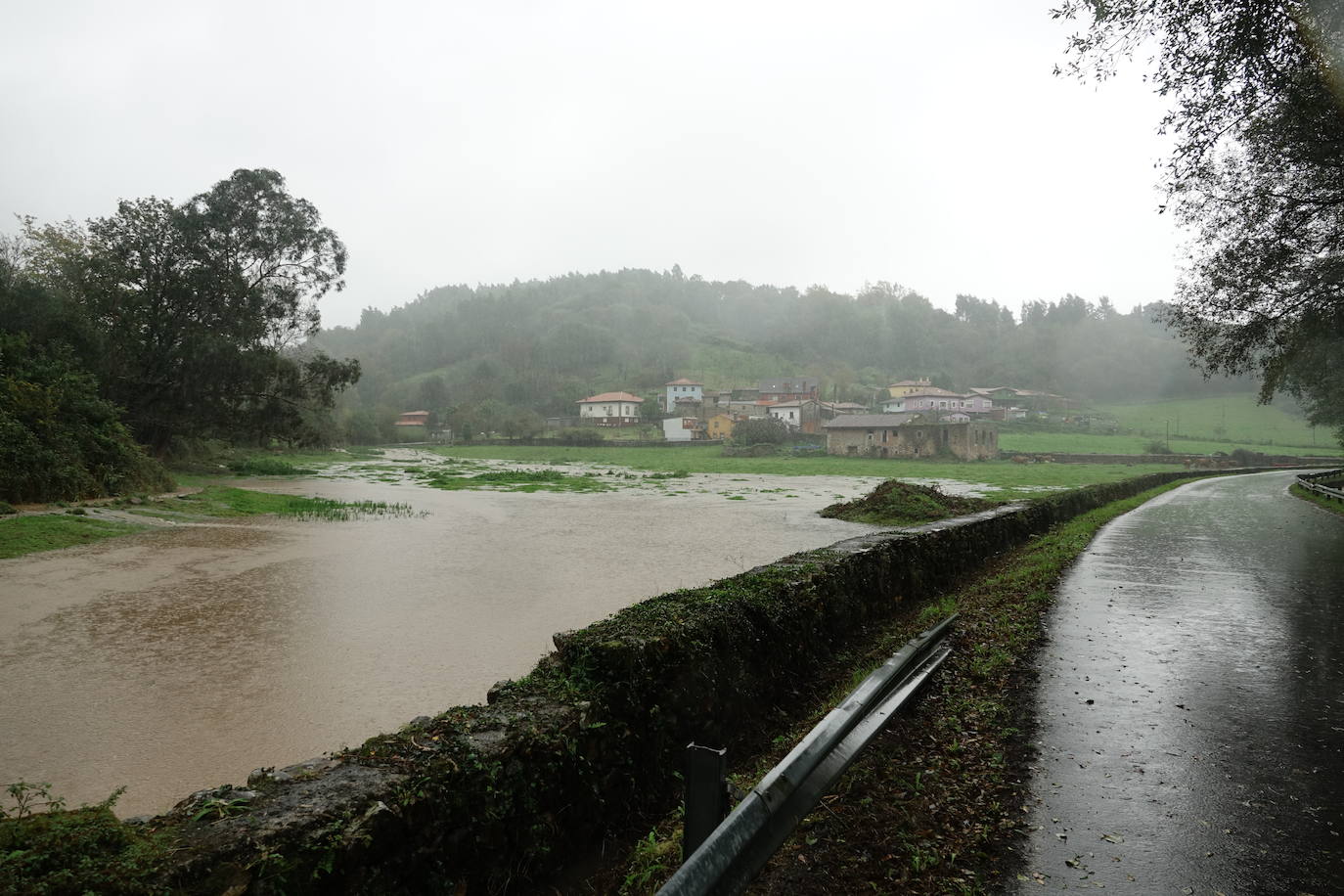 Ríos desbordados y destrozos durante el paso del temporal por Asturias