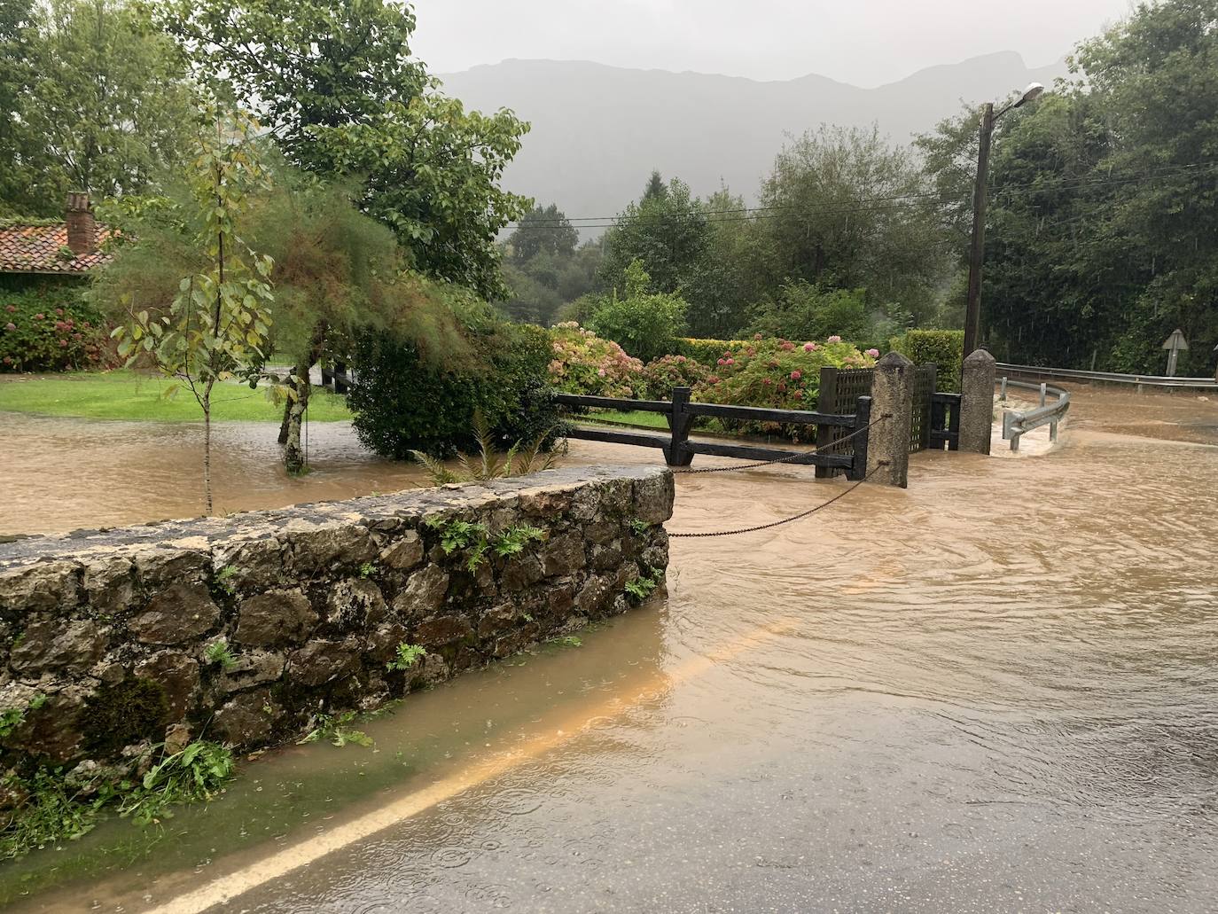 Ríos desbordados y destrozos durante el paso del temporal por Asturias