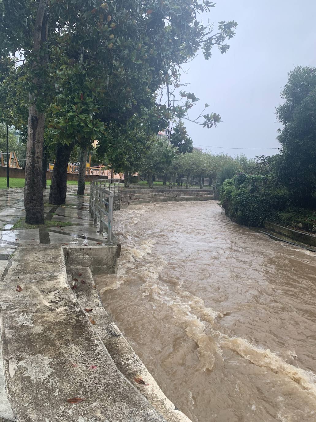 Ríos desbordados y destrozos durante el paso del temporal por Asturias