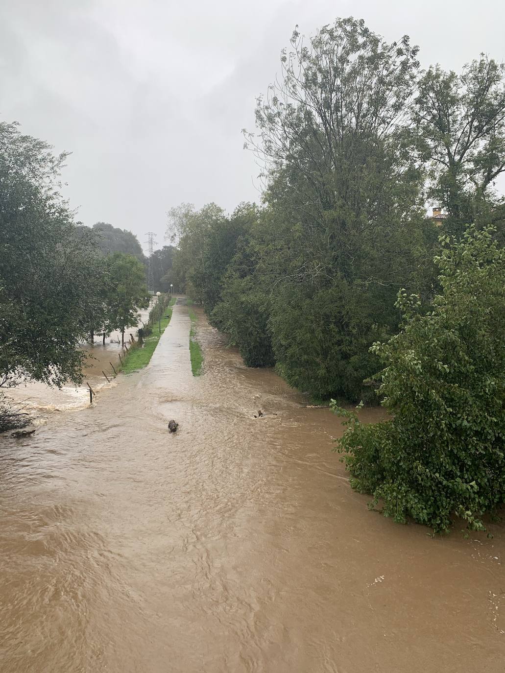 Ríos desbordados y destrozos durante el paso del temporal por Asturias