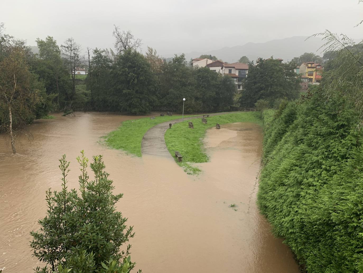 Ríos desbordados y destrozos durante el paso del temporal por Asturias