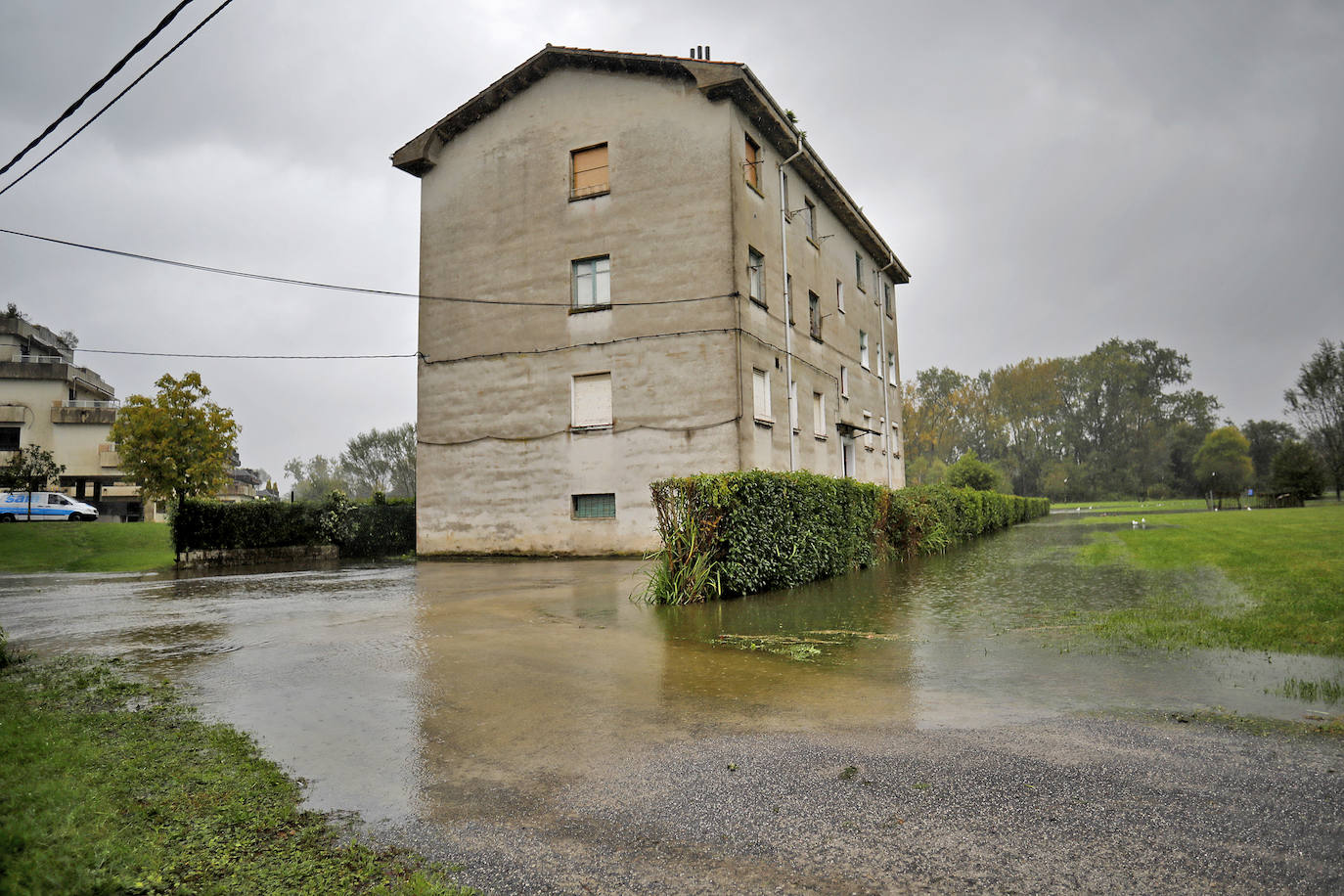 Ríos desbordados y destrozos durante el paso del temporal por Asturias