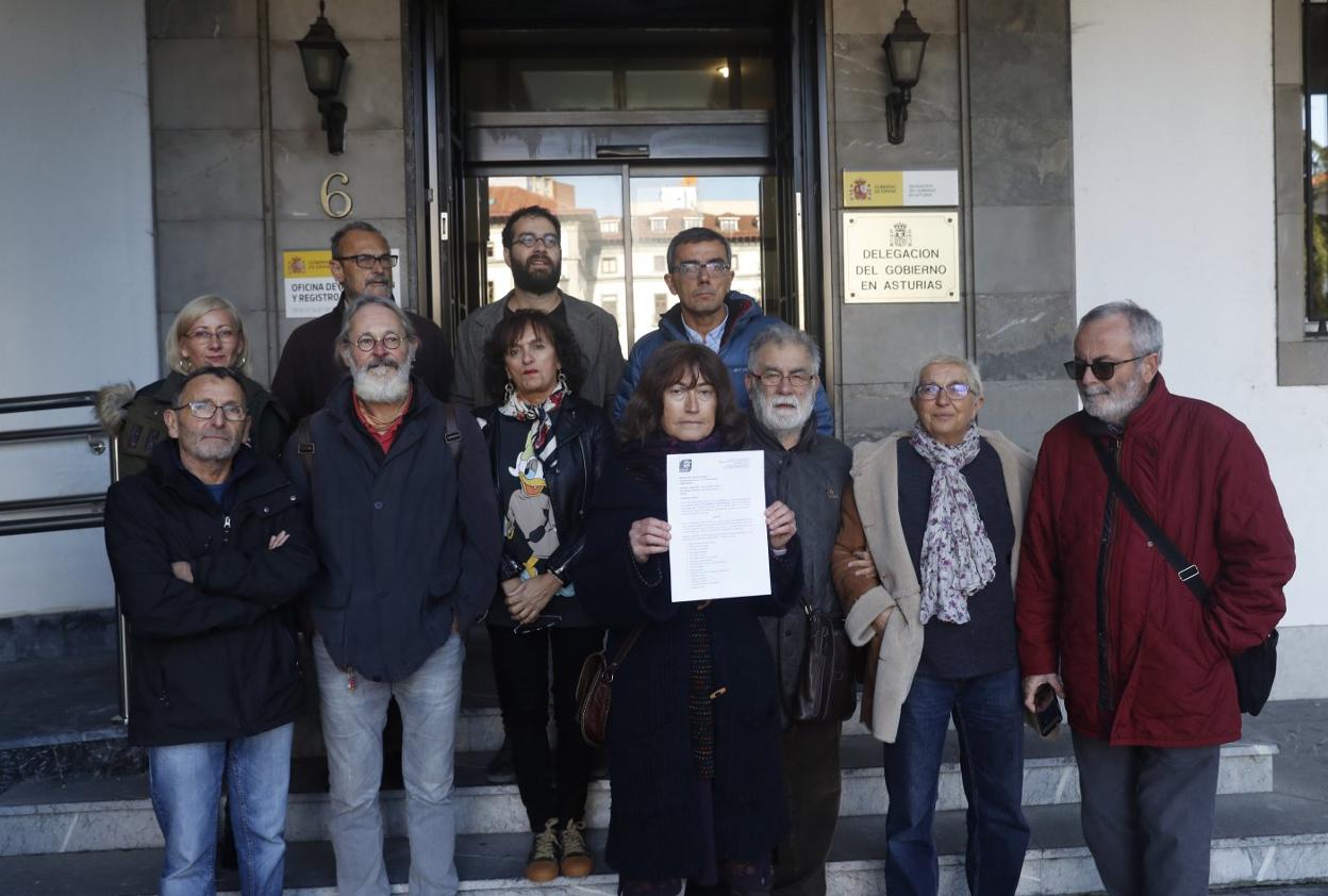 Miembros de Oviedo Sostenible, en Delegación del Gobierno. 