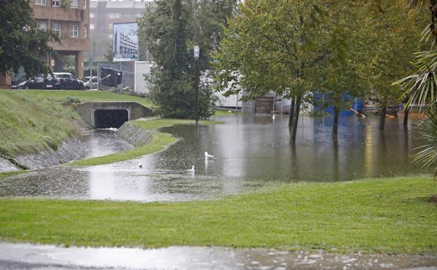 Imagen. El Parque Fluvial de Viesques, anegado de agua. 