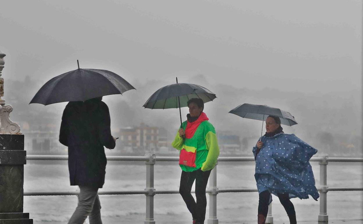 Las lluvias se mantienen en la mañana del jueves y remitirán por la tarde