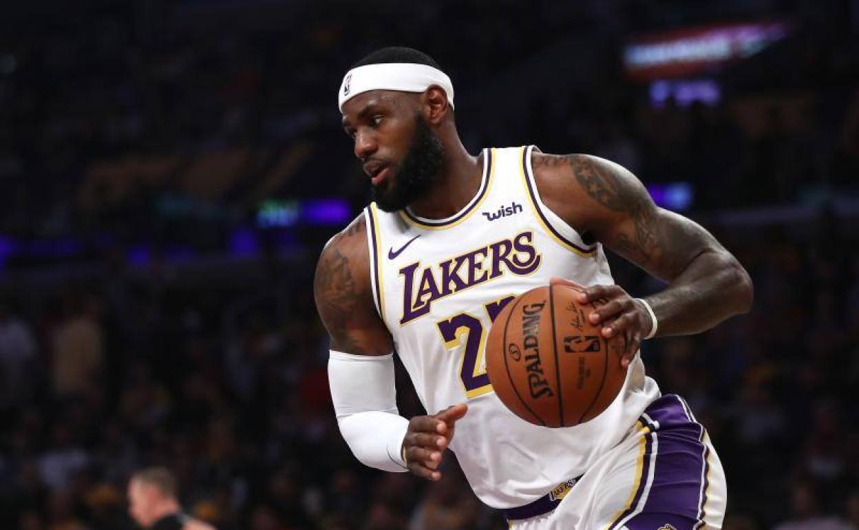 LeBron James durante un partido ante los Golden State Warriors.