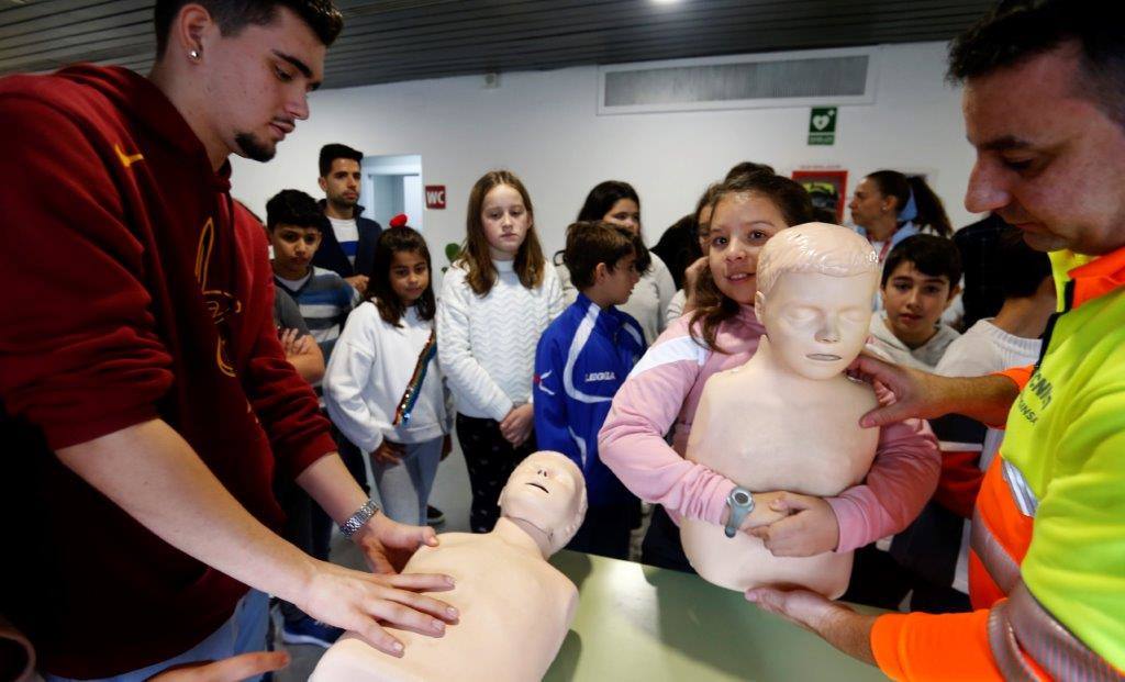 Estudiantes del colegio Santa Bárbara, en Lugones, del instituto Corrdoria y de la FP Técnico en Emergencias Sanitarias han participado en la jornada «Salvando vidas, salvando corazonas: El valor del primer interviniente». A lo largo de la mañana, los alumnos han acudido a ocho talleres impartidos en el Instituto de Emergencias Sanitarias, ubicado en el Polígono Espíritu Santo, donde han aprendido a utilizar un desfibrilador y a realizar técnicas de animación cardiopulmonar y de desobstrucción en caso de atragantamientos
