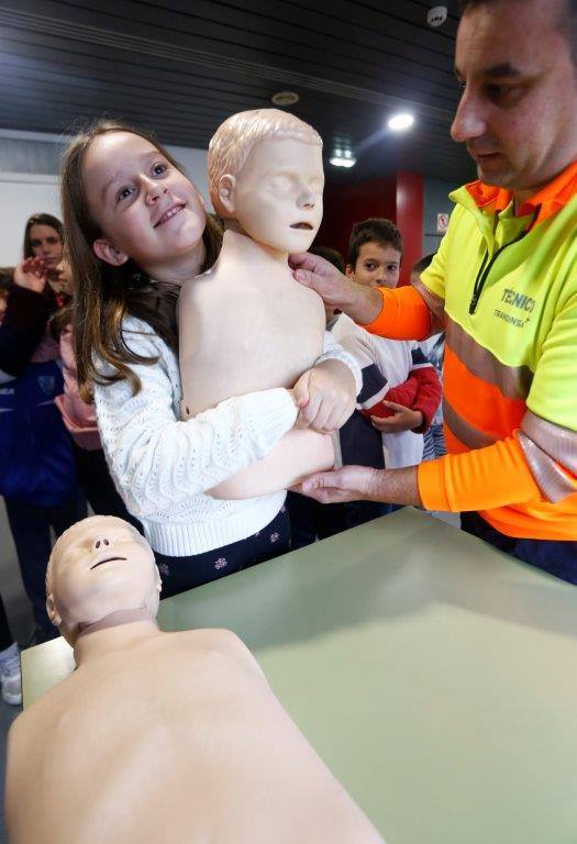 Estudiantes del colegio Santa Bárbara, en Lugones, del instituto Corrdoria y de la FP Técnico en Emergencias Sanitarias han participado en la jornada «Salvando vidas, salvando corazonas: El valor del primer interviniente». A lo largo de la mañana, los alumnos han acudido a ocho talleres impartidos en el Instituto de Emergencias Sanitarias, ubicado en el Polígono Espíritu Santo, donde han aprendido a utilizar un desfibrilador y a realizar técnicas de animación cardiopulmonar y de desobstrucción en caso de atragantamientos