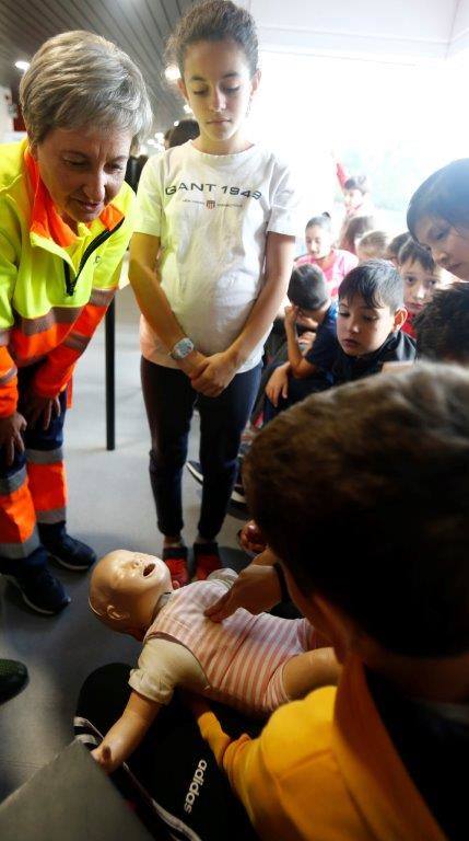 Estudiantes del colegio Santa Bárbara, en Lugones, del instituto Corrdoria y de la FP Técnico en Emergencias Sanitarias han participado en la jornada «Salvando vidas, salvando corazonas: El valor del primer interviniente». A lo largo de la mañana, los alumnos han acudido a ocho talleres impartidos en el Instituto de Emergencias Sanitarias, ubicado en el Polígono Espíritu Santo, donde han aprendido a utilizar un desfibrilador y a realizar técnicas de animación cardiopulmonar y de desobstrucción en caso de atragantamientos