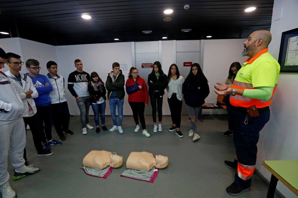 Estudiantes del colegio Santa Bárbara, en Lugones, del instituto Corrdoria y de la FP Técnico en Emergencias Sanitarias han participado en la jornada «Salvando vidas, salvando corazonas: El valor del primer interviniente». A lo largo de la mañana, los alumnos han acudido a ocho talleres impartidos en el Instituto de Emergencias Sanitarias, ubicado en el Polígono Espíritu Santo, donde han aprendido a utilizar un desfibrilador y a realizar técnicas de animación cardiopulmonar y de desobstrucción en caso de atragantamientos