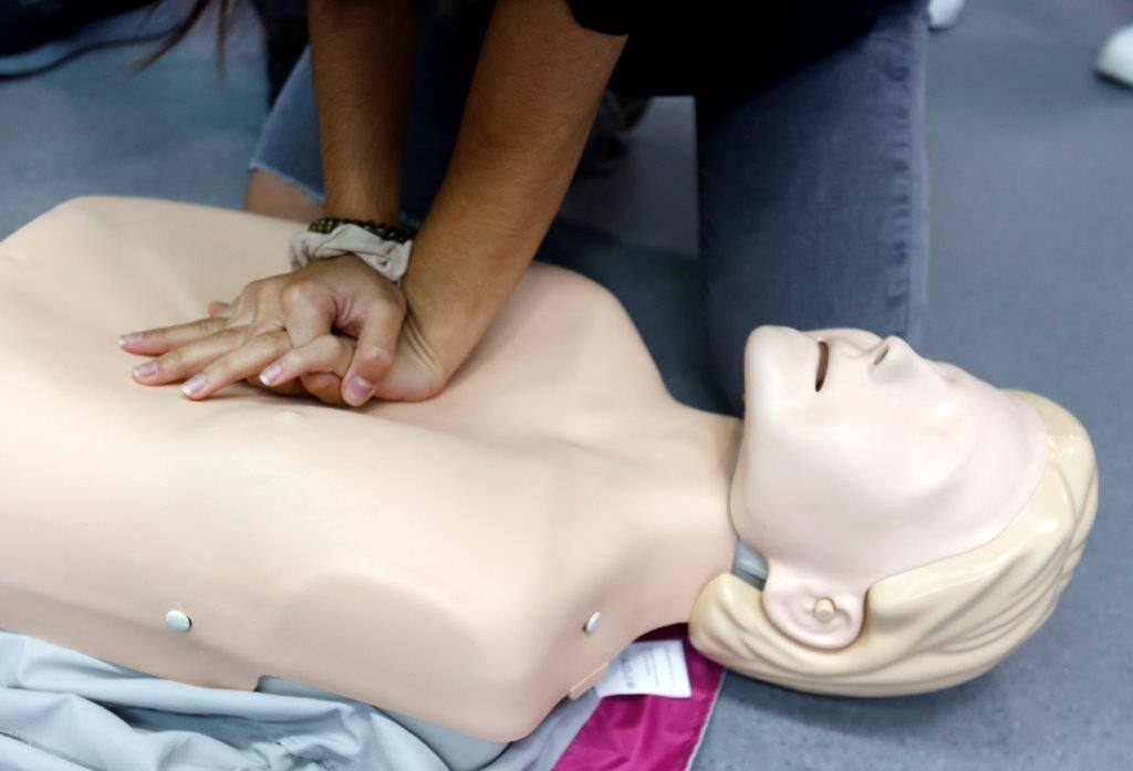 Estudiantes del colegio Santa Bárbara, en Lugones, del instituto Corrdoria y de la FP Técnico en Emergencias Sanitarias han participado en la jornada «Salvando vidas, salvando corazonas: El valor del primer interviniente». A lo largo de la mañana, los alumnos han acudido a ocho talleres impartidos en el Instituto de Emergencias Sanitarias, ubicado en el Polígono Espíritu Santo, donde han aprendido a utilizar un desfibrilador y a realizar técnicas de animación cardiopulmonar y de desobstrucción en caso de atragantamientos