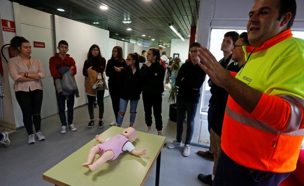 Estudiantes del colegio Santa Bárbara, en Lugones, del instituto Corrdoria y de la FP Técnico en Emergencias Sanitarias han participado en la jornada «Salvando vidas, salvando corazonas: El valor del primer interviniente». A lo largo de la mañana, los alumnos han acudido a ocho talleres impartidos en el Instituto de Emergencias Sanitarias, ubicado en el Polígono Espíritu Santo, donde han aprendido a utilizar un desfibrilador y a realizar técnicas de animación cardiopulmonar y de desobstrucción en caso de atragantamientos