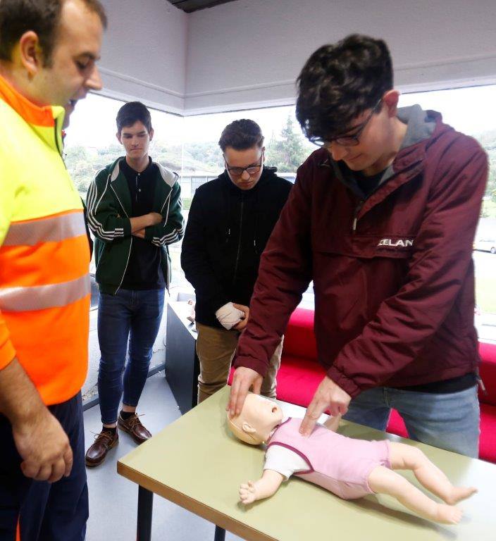 Estudiantes del colegio Santa Bárbara, en Lugones, del instituto Corrdoria y de la FP Técnico en Emergencias Sanitarias han participado en la jornada «Salvando vidas, salvando corazonas: El valor del primer interviniente». A lo largo de la mañana, los alumnos han acudido a ocho talleres impartidos en el Instituto de Emergencias Sanitarias, ubicado en el Polígono Espíritu Santo, donde han aprendido a utilizar un desfibrilador y a realizar técnicas de animación cardiopulmonar y de desobstrucción en caso de atragantamientos